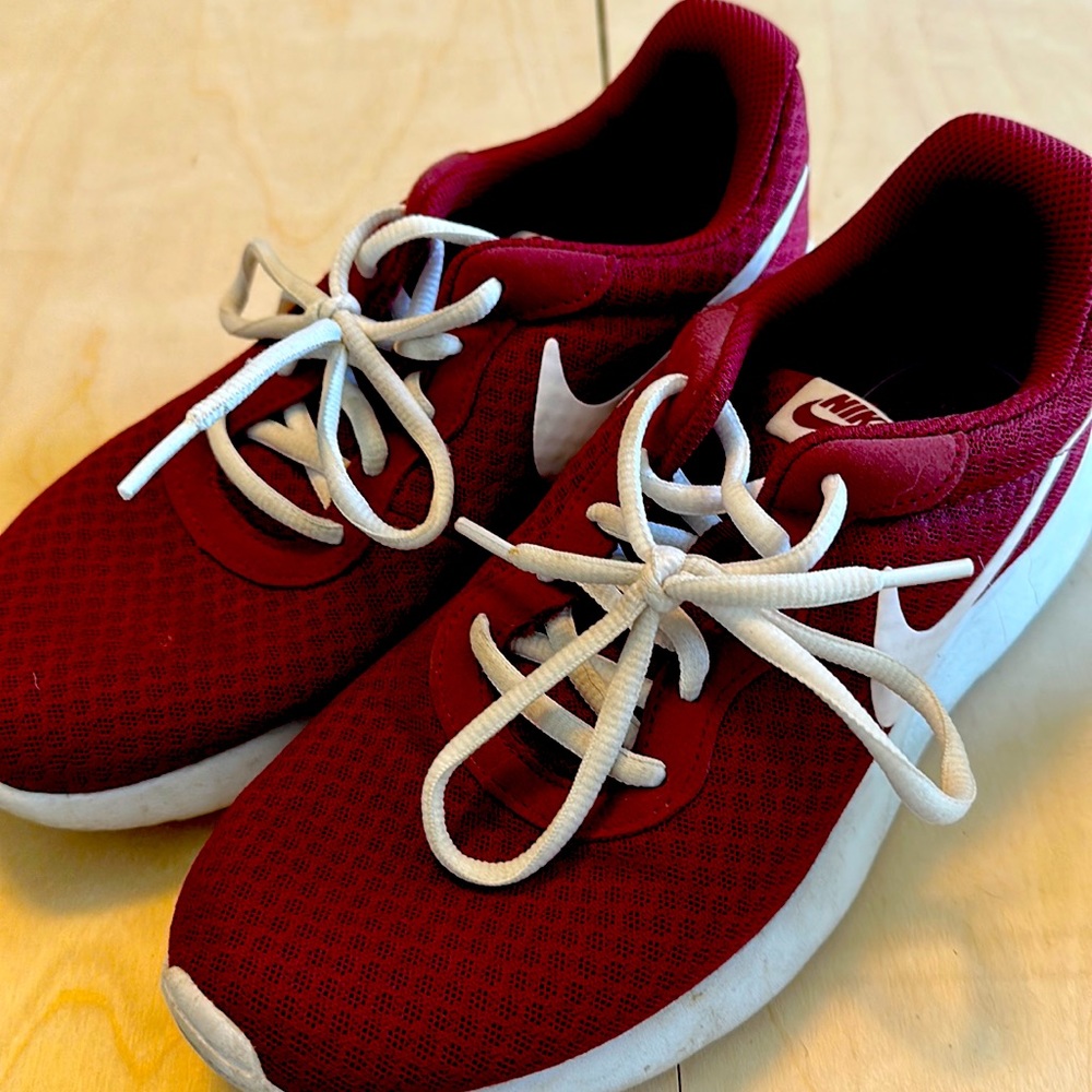 Nike Tanjun Women’s runners 8.5 Maroon Red